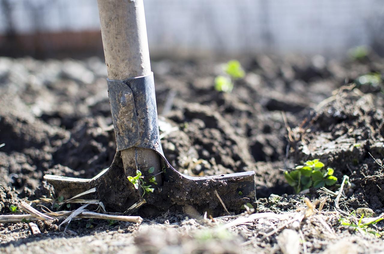 Kit de 7 outils pour les potagers à terre lourde argileuse - Forges et  Jardins